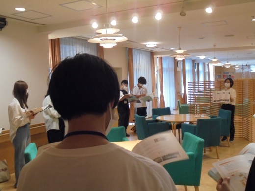 パンフレットを見ながら施設の特徴について説明を受ける
