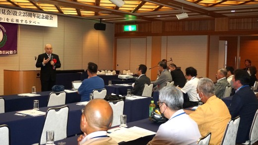 千葉学長の講演を聞く会員