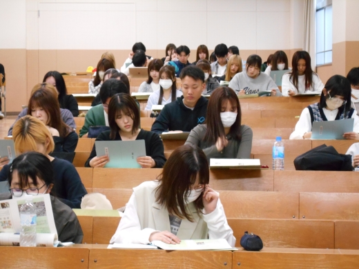 5/8　手元に配られた資料と教員の説明で見学希望施設を選ぶ