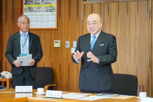挨拶をする千葉学長