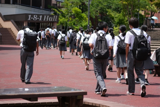 学食体験をするために、181ホールへ向かう東根第一中学校のみなさん