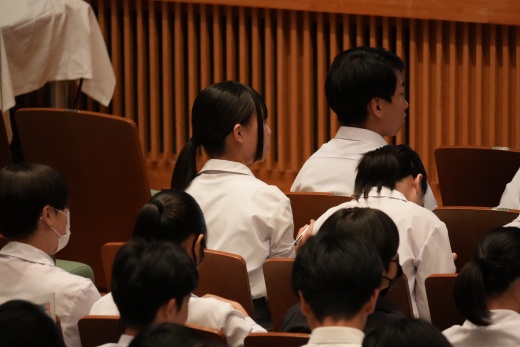 キャリアの講義で質問をする東根第一中学校の生徒さん