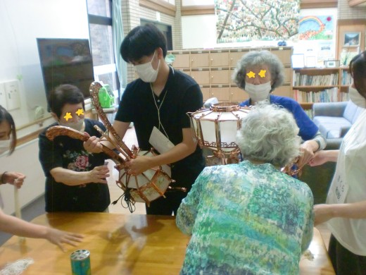 盆飾りの灯篭を組み立てています