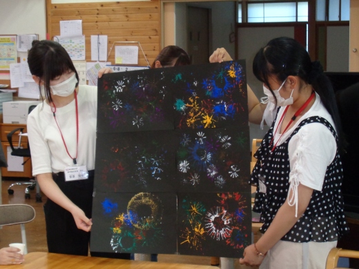 利用者様の作品をつなぎ合わせて完成しました:夏の風物詩「花火」