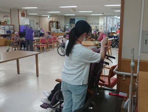 入浴後、ドライヤーで髪を乾かすお手伝いをしました