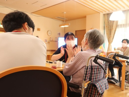 おやつの時間:会話も弾み、利用者様が歌を歌ってくださいました