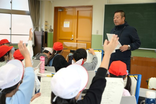 3号館の教室で質問をする2年生