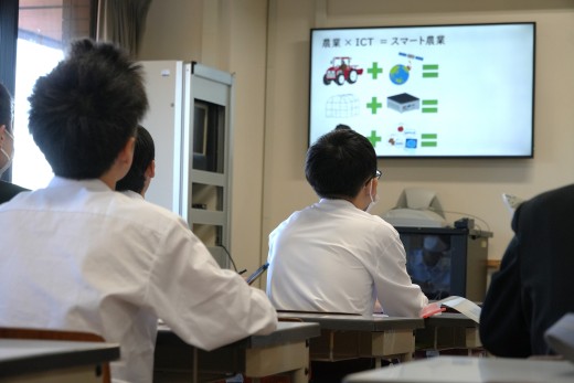 ICT活用の講義を真剣にきくみなさん