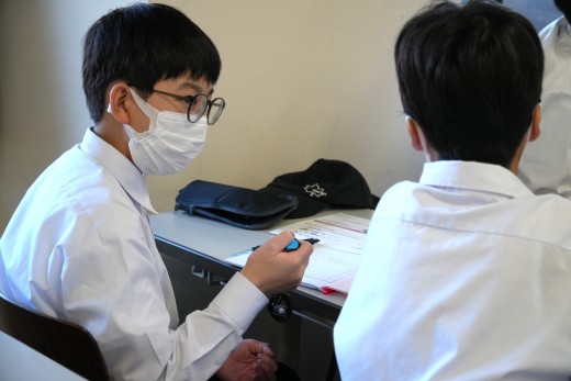 意思伝達装置「レッツチャット」で質問に答える実践活動の様子