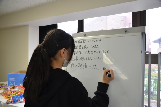 学長インタビューの質問を考える生徒