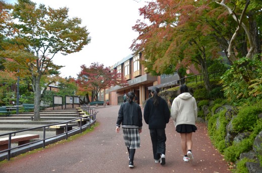 大学内を散策する生徒たち（中学生セレクション）