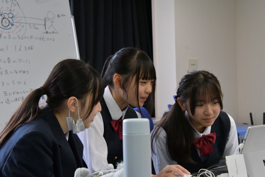真剣に企画を考える生徒たち（中学生セレクション）