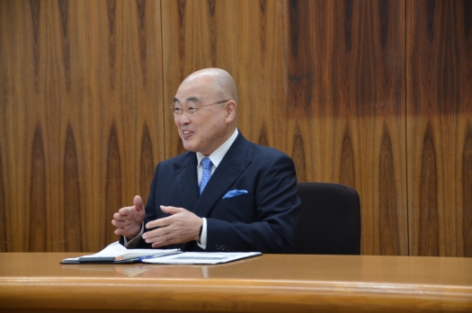 インタビューに笑顔で応じる千葉学長