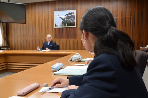 生徒からの質問に真剣に答える千葉学長