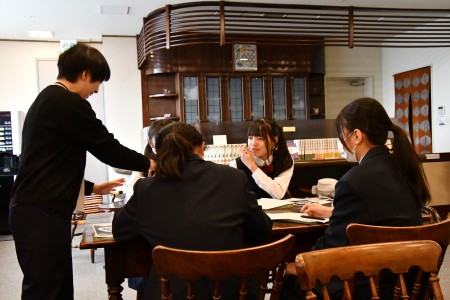 美術工芸館の仕事内容を聞く生徒たち