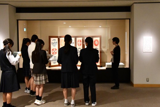 展示品の説明を聞く生徒さん
