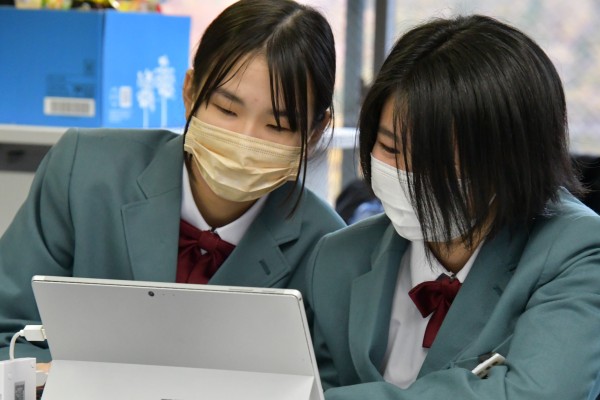 企画を考える生徒たち (生徒撮影)