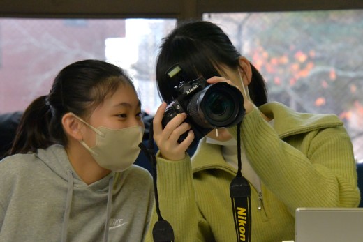 カメラの説明を聞き、楽しみながら取り組む様子 (生徒撮影)