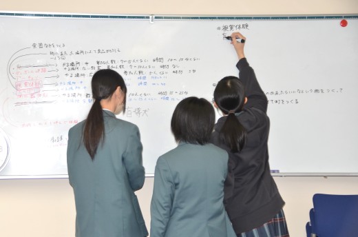 オープンキャンパスキッズの企画を考える生徒 (生徒撮影)