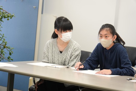 面接講座で面接官役になり、受験者役に質問する生徒 (PR課撮影)