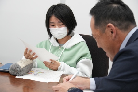 面接講座でまとめた内容を確認する生徒(PR課撮影)