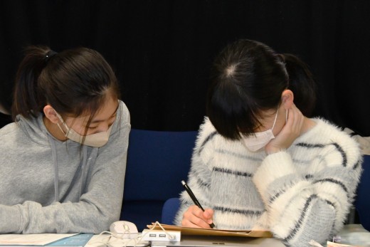 記事を作成する生徒 (生徒撮影)