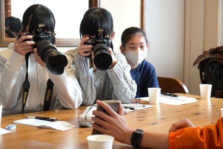 防災レンジャーの取材用の写真を撮影する生徒 (PR課撮影)