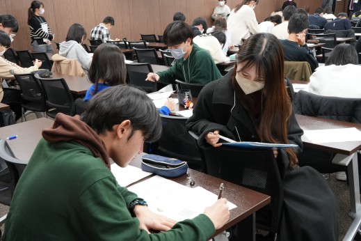中学生の質問に対して一緒に考える学生