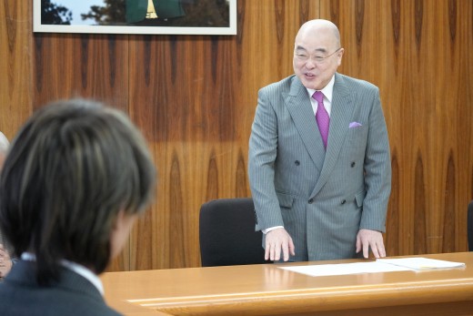 挨拶する千葉学長