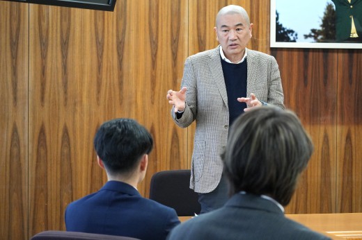 講評する斉藤仙邦審査委員長