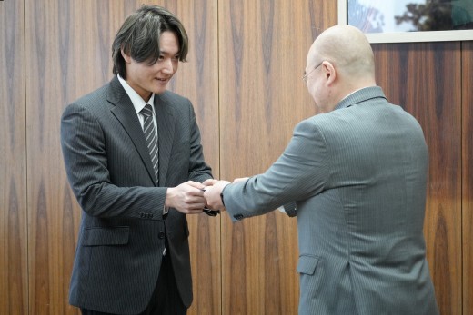 千葉学長から表彰される丹野さん