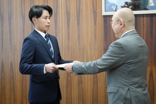 千葉学長から表彰される平澤さん