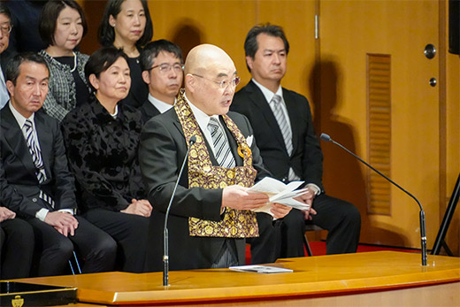 式辞を述べる千葉学長