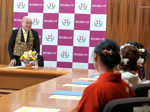 お祝いの言葉を述べる千葉学長