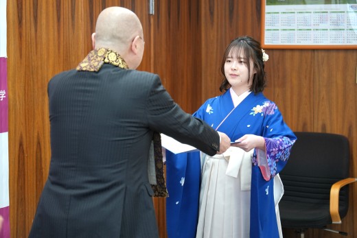 千葉学長から修了證書を授かる相原さん