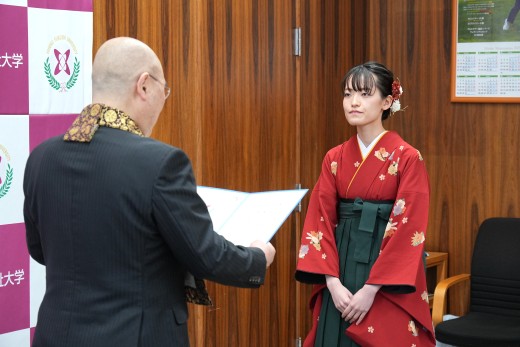 千葉学長から修了證書を授かる伊藤さん