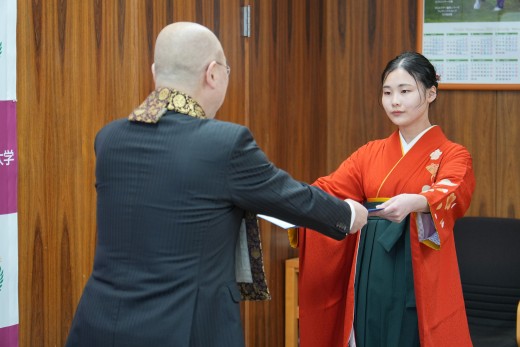 千葉学長から修了證書を授かる太田さん