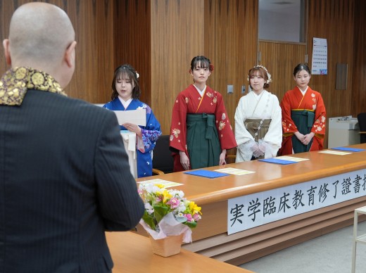 お礼の言葉を読み上げる相原さんと修了生