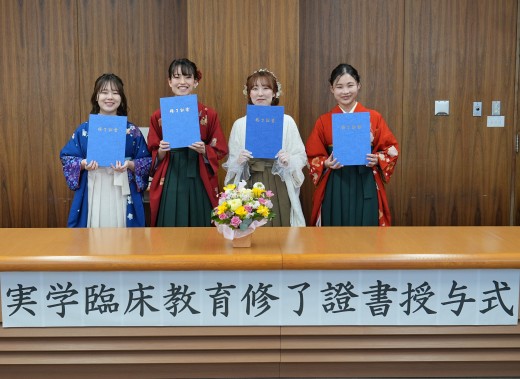 授与式を終えて喜びの修了生