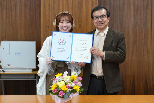 岩澤さんと論文指導教員髙橋誠一先生