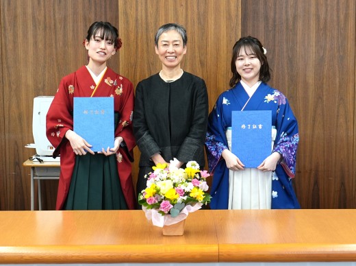 伊藤さん、相原さんと論文指導教員竹之内章代先生