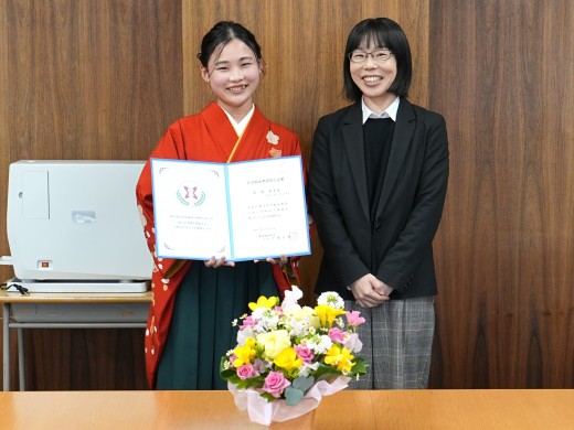 太田さんと論文指導担当教員阿部利江先生