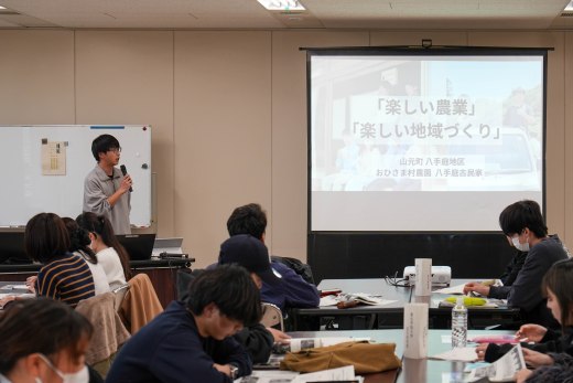発表する産業福祉マネジメント学科3年の高橋爽太さん