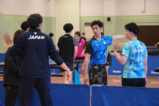監督の指示を聞く代表選手