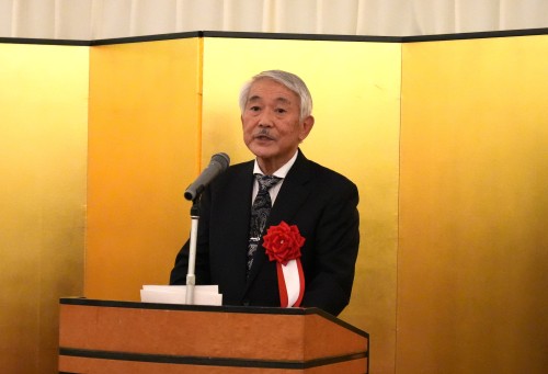 受賞者挨拶をする佐藤牧人名誉教授