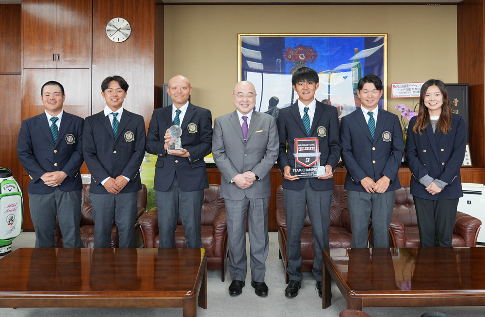 左から志村由羅(1年)・田村軍馬(2年)・古瀬幸一朗(3年)・千葉公慈学長・湯原 光(3年)・佐藤快斗(1年)・樋口璃乃コーチ