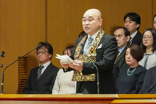 式辞を述べる千葉学長