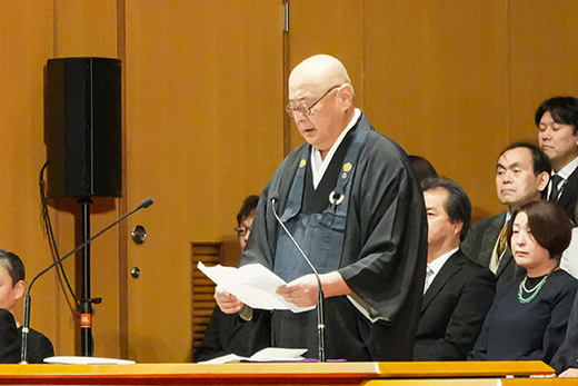 祝辞を述べる平井理事長