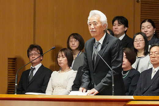 祝辞を述べる佐藤客員教授