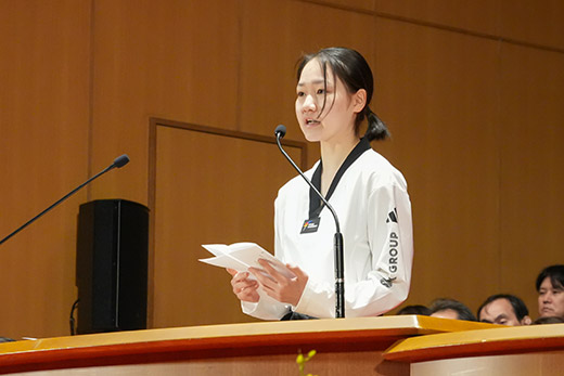 在学生代表でメッセージを贈る岡崎さん